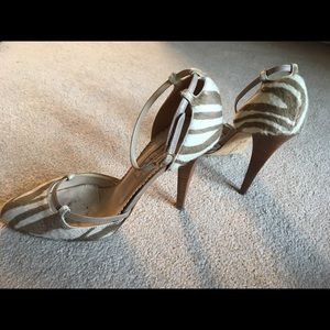 Oscar de la Renta beige calf skin leather pumps